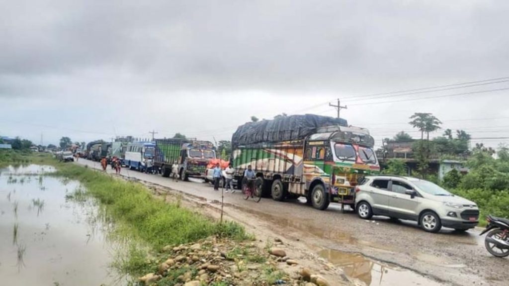 पूर्व–पश्चिम राजमार्ग बाढीका कारण  अवरुद्ध