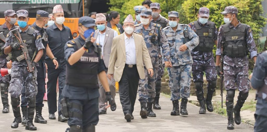 माधव नेपाल टोलीसहित निर्वाचन आयोग पुगे