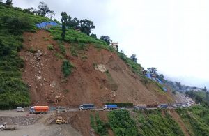 नागढुङ्गास्थित चिसापानीमा पहिरो, काठमाडौं भित्रिने सवारी साधन रोकिए