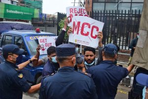 एमसीसीको विरोधमा अमेरिकी दूतावास अगाडि प्रदर्शन