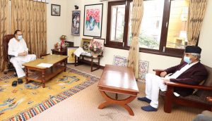 प्रधानमन्त्रीले  झलनाथ खनाललाई भेटेर दिए स्वास्थ्य लाभको कामना