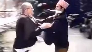 बार एशोसिएसन परिसरमा वकिलबीच कुटाकुट