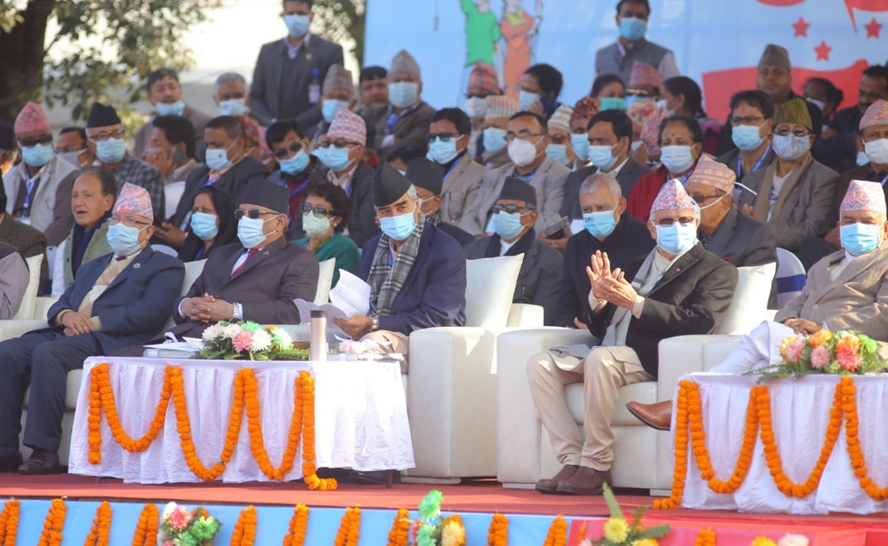 कांग्रेस महाधिवेशनमा पुगे ओली, देउवा र पाैडेलको बीचमा आसन