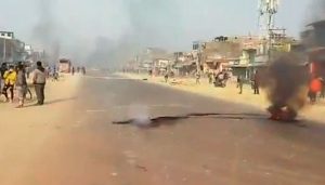 सिरहामा छुरा प्रहार प्रकरण : विरोध प्रदर्शनले गोलबजार तनावग्रस्त, राजमार्ग बन्द