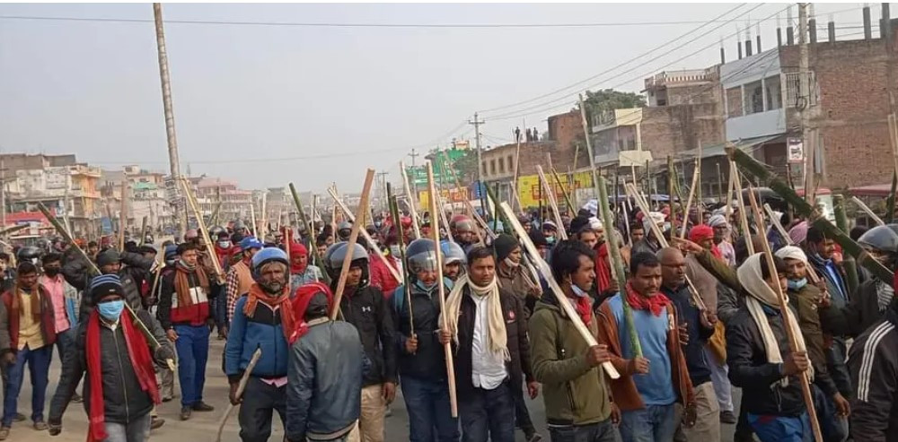 मतदान जारी रहेका बेला जनकपुरधाममा प्रहरी र सिके राउतका कार्यकर्ताबीच झडप