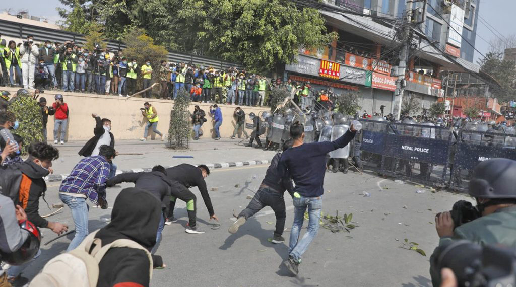 प्रदर्शनकारी र प्रहरीबीच झडप, नयाँबानेश्वर क्षेत्र तनावग्रस्त