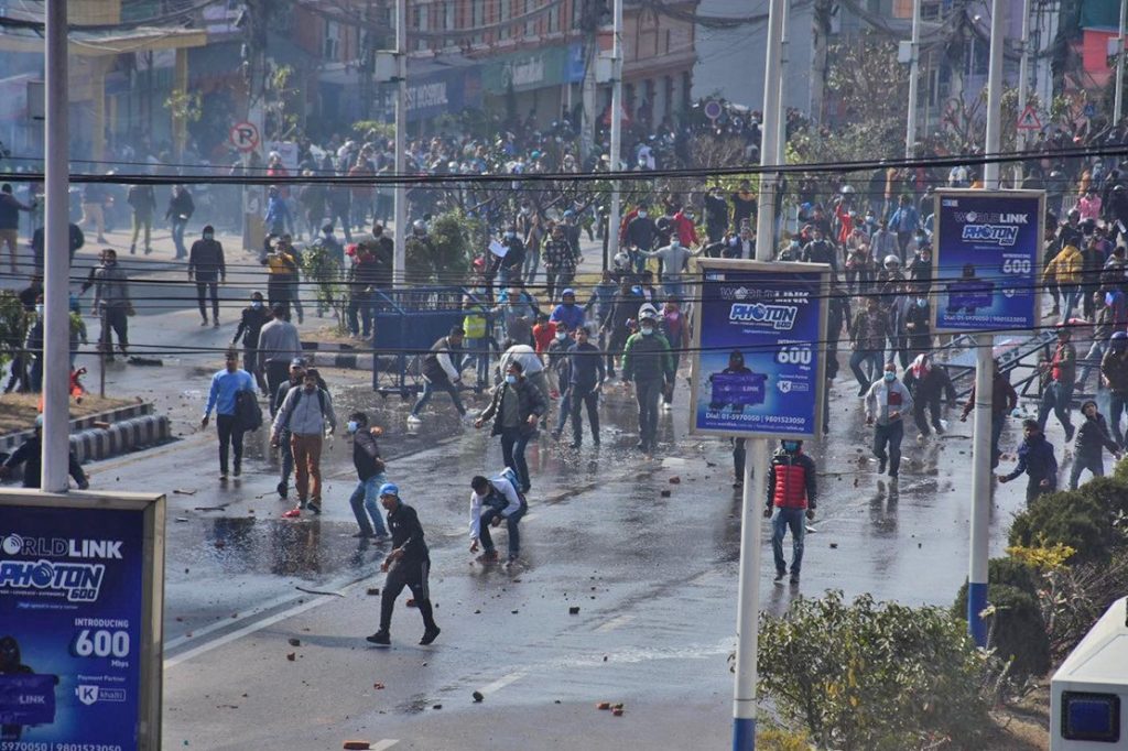 नयाँबानेश्वर क्षेत्र तनावग्रस्त, प्रहरी र प्रदर्शनकारीबीच झडप