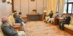 संसद् भवनमा देउवा र ओलीबीच छलफल