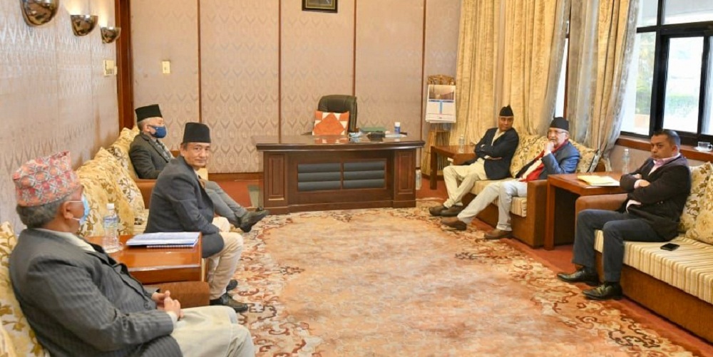 संसद् भवनमा देउवा र ओलीबीच छलफल