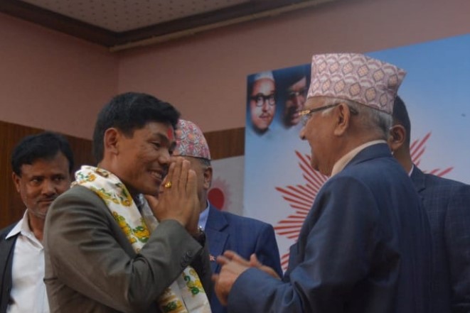 वडाध्यक्षसहित थुलुङ दुधकोशीका ६२ जना एमाले प्रवेश वडाध्यक्षसहित थुलुङ दुधकोशीका ६२ जना एमाले प्रवेश