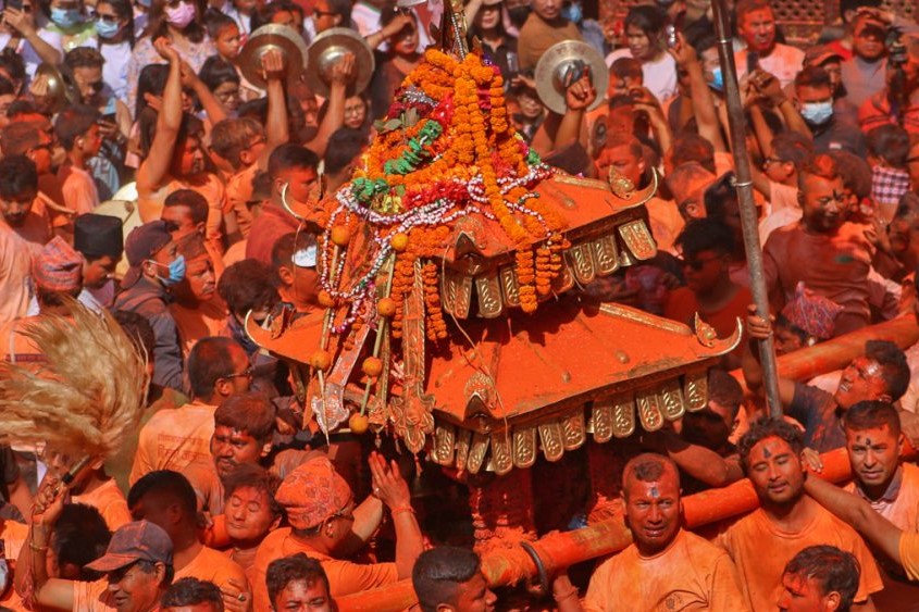 सिन्दुरले रङ्गियो मध्यपुरथिमि