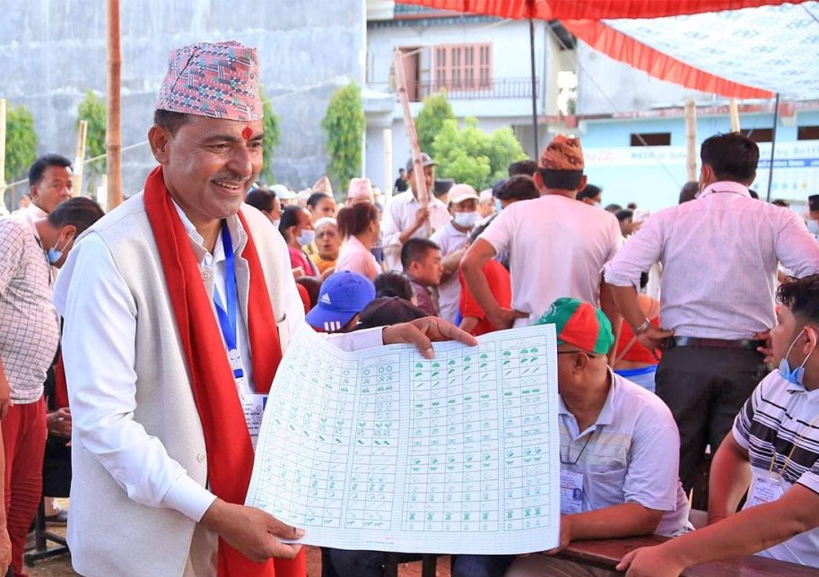 भरतपुरमा एमालेका मेयर उम्मेदवार सुवेदीले गरे मतदान