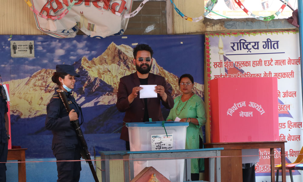 साइत हेरेर ११ बजेर ३ मिनेटमा भोट हाले बालेनले