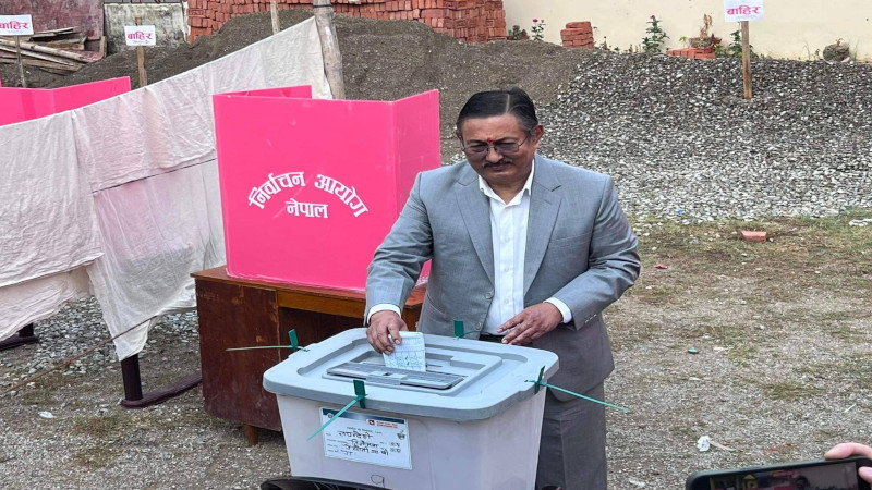 गृहमन्त्रीले गरे मतदान