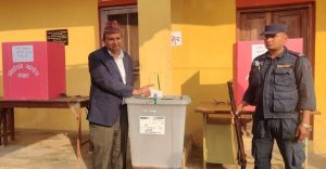 एमाले महासचिव पोखरेलद्वारा बिजौरी मतदान केन्द्रमा मतदान
