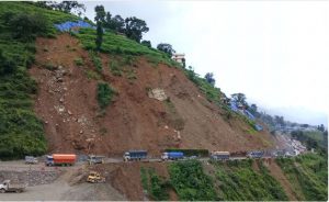 नाग्दीमा पहिरो, नारायणगढ-मुग्लिन सडक खण्ड अवरुद्ध