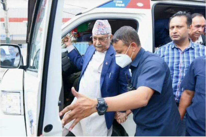 बालकोटबाट विद्युतीय माइक्रोबस चढेर ओली पुगे पार्टी अफिस