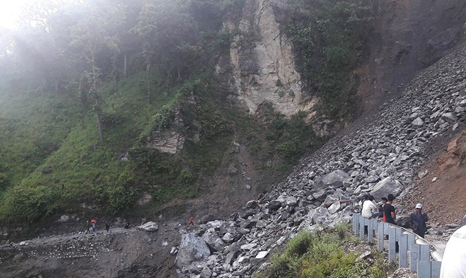 पहिरोका कारण कर्णाली राजमार्ग अवरुद्ध पहिरोका कारण कर्णाली राजमार्ग अवरुद्ध