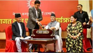 हार्मोनियम र गितार बजाएर ओलीले गरे केन्द्रीय सदस्यहरुलाई स्वागत