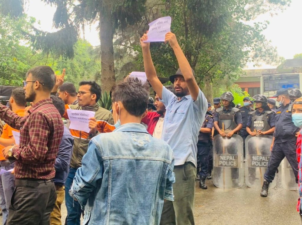 त्रिविको पत्रकार सम्मेलन नेविसंघले बिथोल्न खोज्दा तनाव, तीन जना घाइते त्रिविको पत्रकार सम्मेलन नेविसंघले बिथोल्न खोज्दा तनाव, तीन जना घाइते