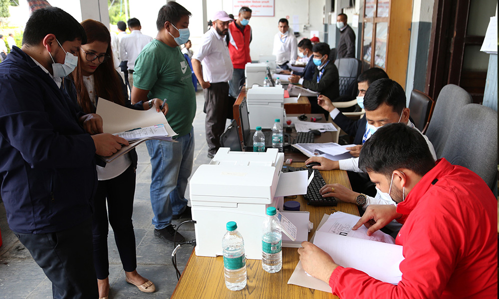 समानुपातिकको बन्दसूची बुझाउन निर्वाचन आयोग पुगे दलका नेताहरू
