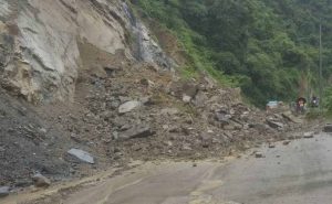 पहिरो खसेपछि  सिद्धार्थ राजमार्गको पाल्पा खण्ड अवरुद्ध