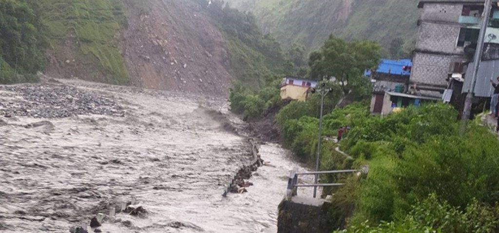 दार्चुलाको लास्कु खोलामा बाढी :दर्जन बढी घर बगायो, एकै घरका चारसहित ११ बढी बेपत्ता