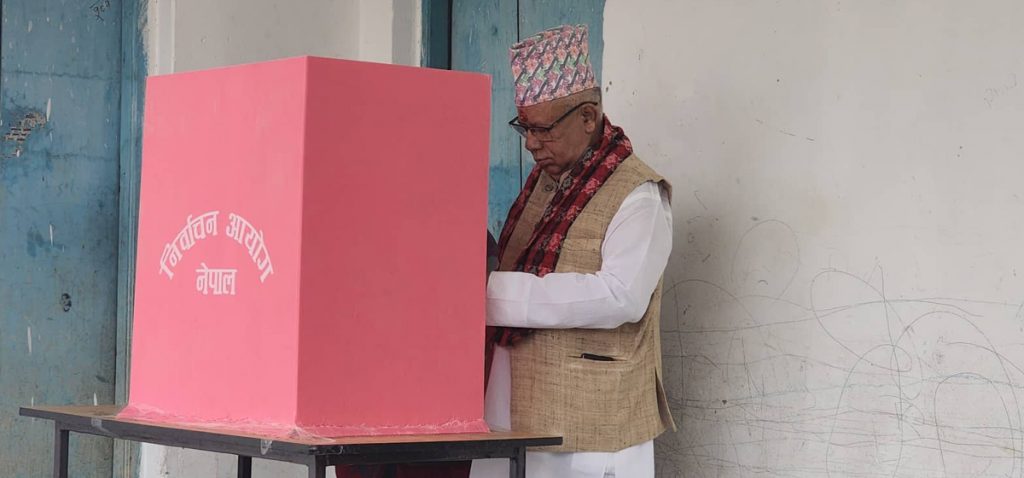 एकीकृत समाजवादीका अध्यक्ष माधवकुमार नेपाल गरे मतदान