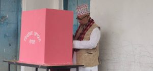 एकीकृत समाजवादीका अध्यक्ष माधवकुमार नेपाल गरे मतदान