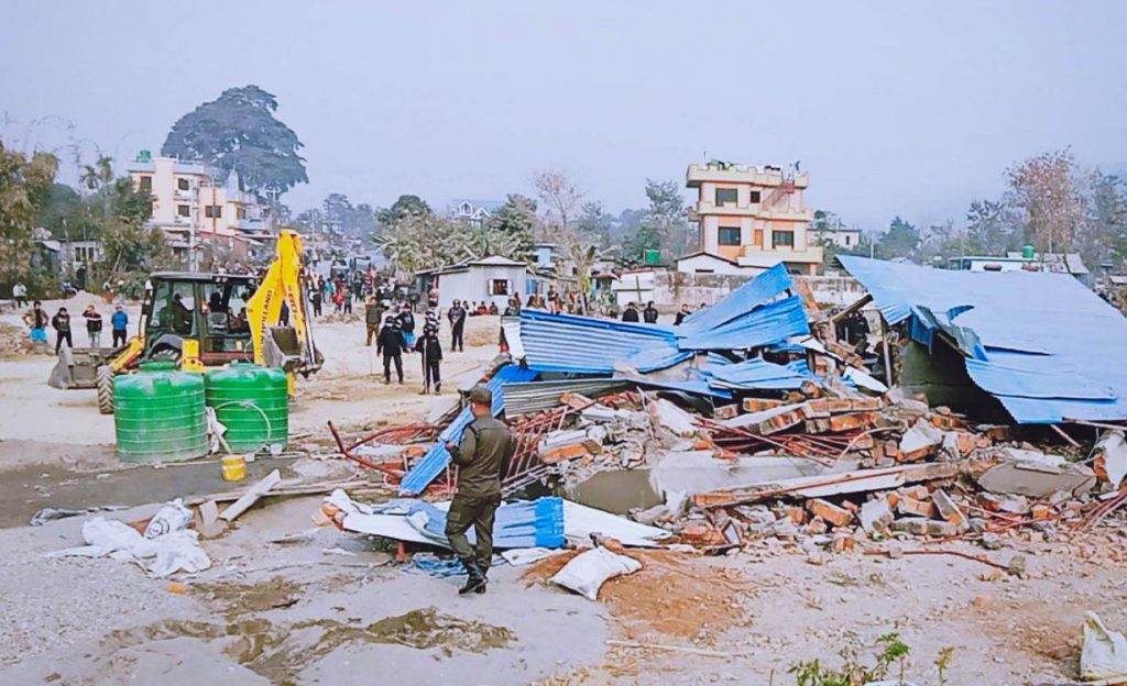 धरानका मेयर हर्क साम्पाङले चलाए डोजर, स्थानीय बासिन्दाले गरे ढुंगामुढा