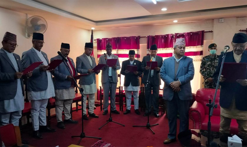 बागमतीका नवनियुक्त मन्त्रीहरूले लिए शपथ ग्रहण बागमतीका नवनियुक्त मन्त्रीहरूले लिए शपथ ग्रहण