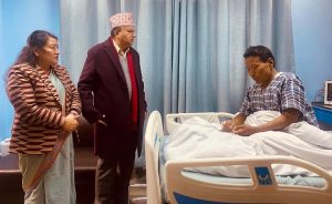 माओवादी नेता पुनलाई भेट्न पुगे एमाले नेता पोखरेल अस्पतालमा