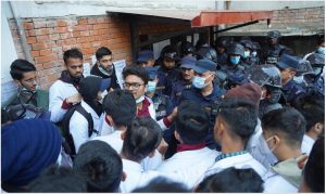 आईओएमका विद्यार्थी र प्रहरीबीच झडप