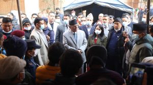 प्रधानमन्त्रीले भेटे यतीको विमान दुर्घटनामा ज्यान गुमाएका यात्रुका परिवारलाई