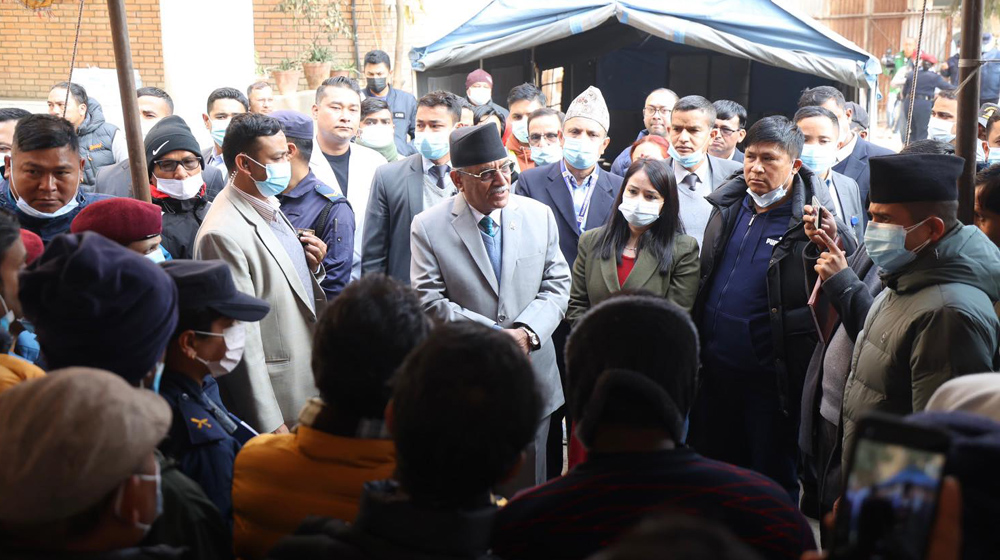 प्रधानमन्त्रीले भेटे यतीको विमान दुर्घटनामा ज्यान गुमाएका यात्रुका परिवारलाई प्रधानमन्त्रीले भेटे यतीको विमान दुर्घटनामा ज्यान गुमाएका यात्रुका परिवारलाई