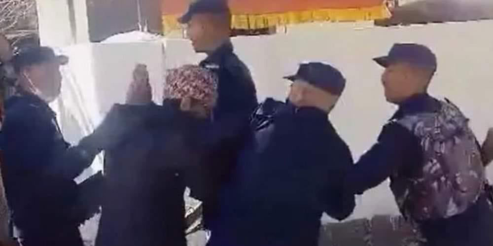 रविले न्याय पाउनु पर्ने माग गर्दै जुम्लामा कर्मचारीले गरे आत्मदाह प्रयास रविले न्याय पाउनु पर्ने माग गर्दै जुम्लामा कर्मचारीले गरे आत्मदाह प्रयास