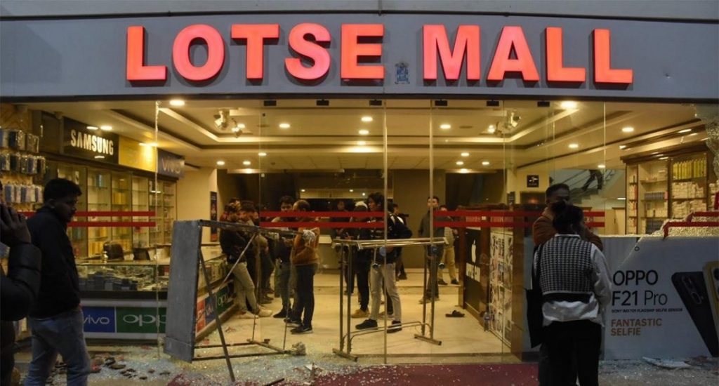 ल्होत्से मलको मोबाइल पसल तोडफोड, आठ करोड बढीको क्षति ल्होत्से मलको मोबाइल पसल तोडफोड, आठ करोड बढीको क्षति