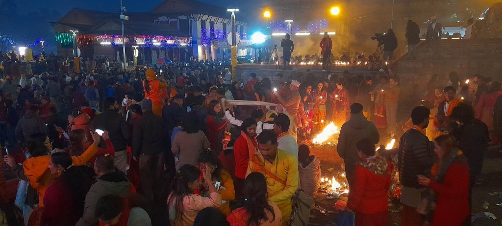 आज महाशिवरात्रि पशुपतिमा  विहानैबाट भक्तजनको घुइँचो