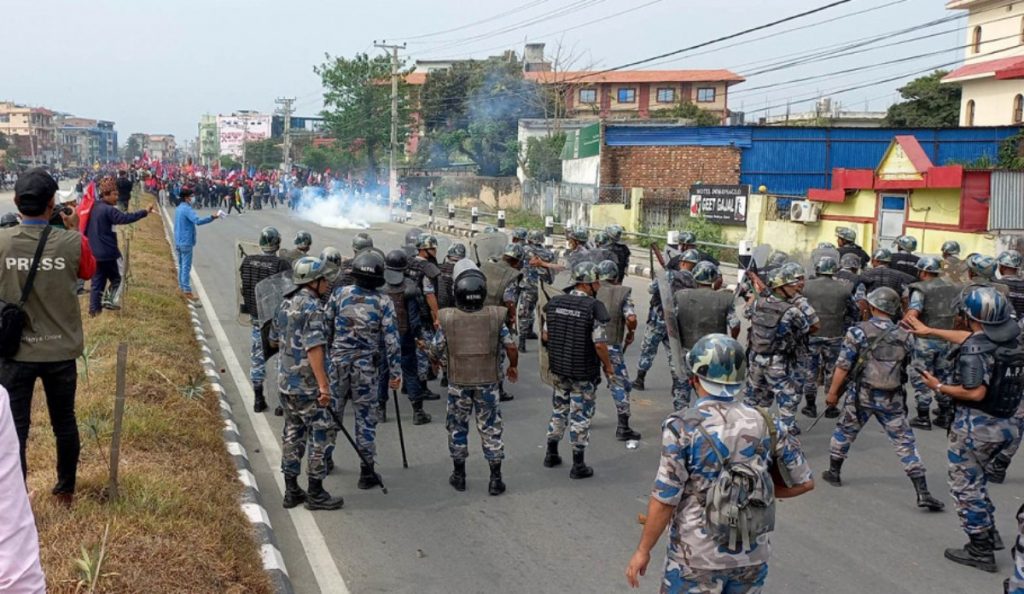 विराटनगरमा प्रदर्शनकारी र प्रहरीबीच झडप, अश्रुग्यास प्रहार विराटनगरमा प्रदर्शनकारी र प्रहरीबीच झडप, अश्रुग्यास प्रहार