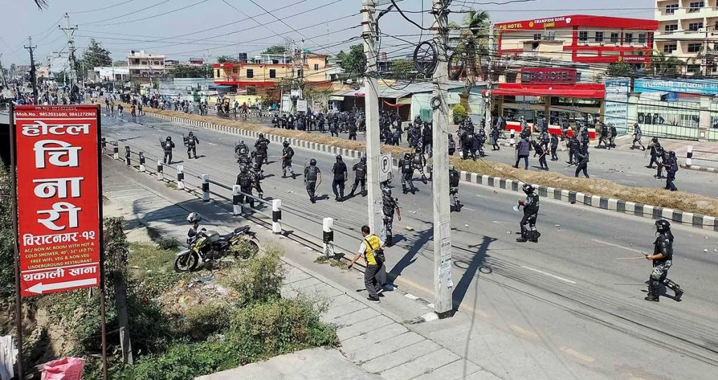 विराटनगर तनावग्रस्त : प्रहरीले हान्यो अश्रुग्यास र पानीको फोहोरा