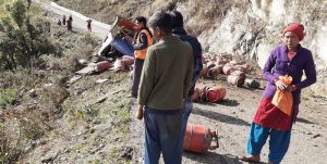 ग्यास सिलिन्डर बोकेको ट्रक दुर्घटना हुँदा ३ जनाको मृत्यु