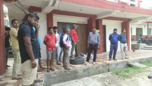 मधेस प्रदेशको भौतिक मन्त्रालयका सचिवलाई निर्माण व्यवसायीले कार्यकक्षमै थुने