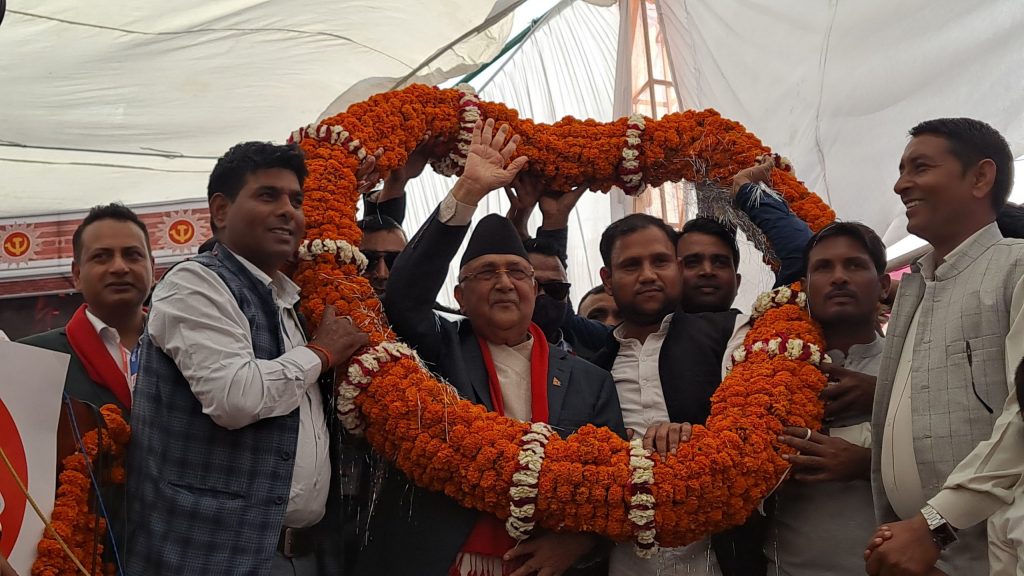 अहिलेको गठबन्धन सरकारले कुकर्म गरिरहेको छ : ओली अहिलेको गठबन्धन सरकारले कुकर्म गरिरहेको छ : ओली