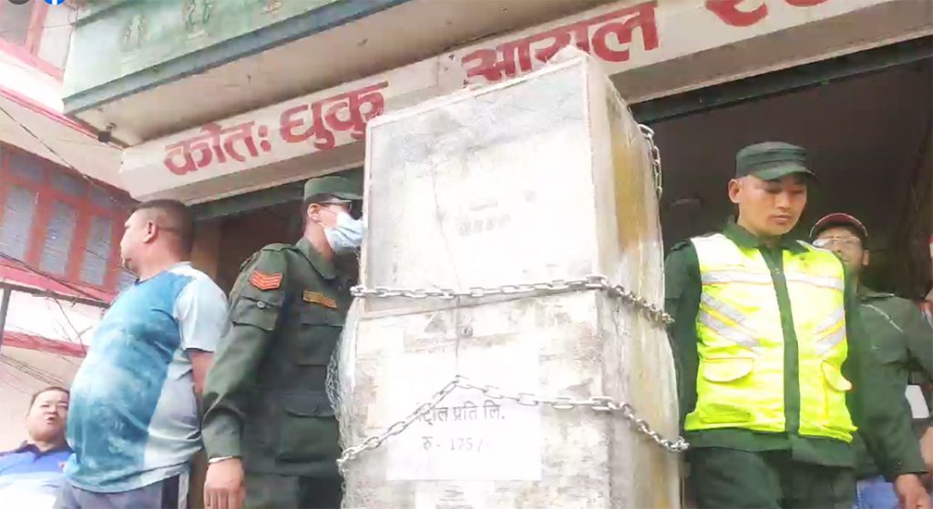महानगरले शिल गर्यो घरको सटरमा सञ्चालित पेट्रोल पम्प महानगरले शिल गर्यो घरको सटरमा सञ्चालित पेट्रोल पम्प