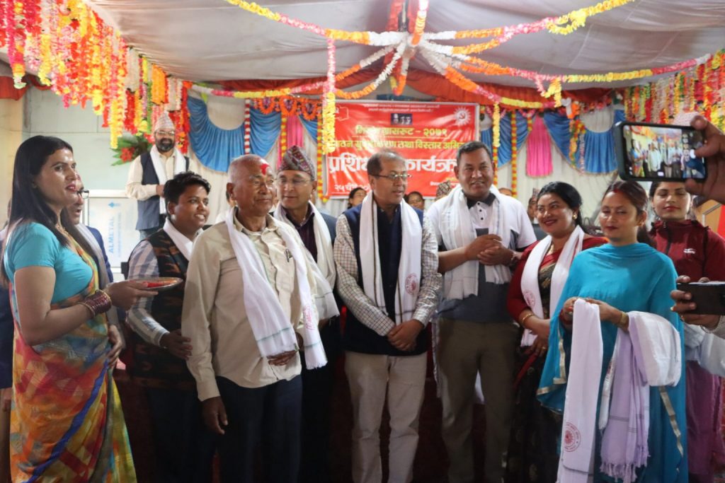 पूर्व सांसदसहित ६५ नेता–कार्यकर्ता एमालेमा प्रवेश पूर्व सांसदसहित ६५ नेता–कार्यकर्ता एमालेमा प्रवेश