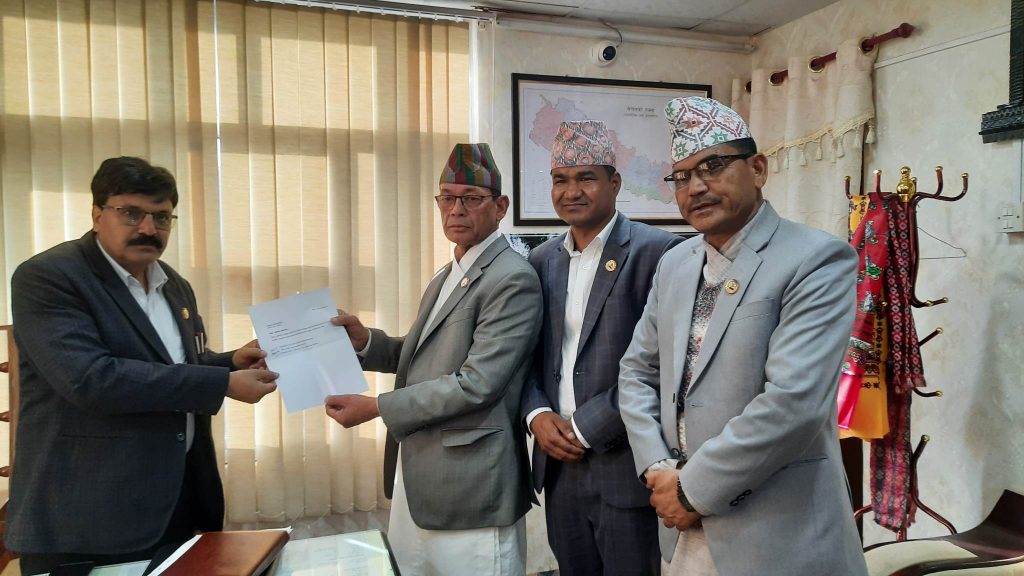 कर्णालीमा नेकपा एमालेका मन्त्रीहरूले बुझाए संयुक्त राजीनामा कर्णालीमा नेकपा एमालेका मन्त्रीहरूले बुझाए संयुक्त राजीनामा
