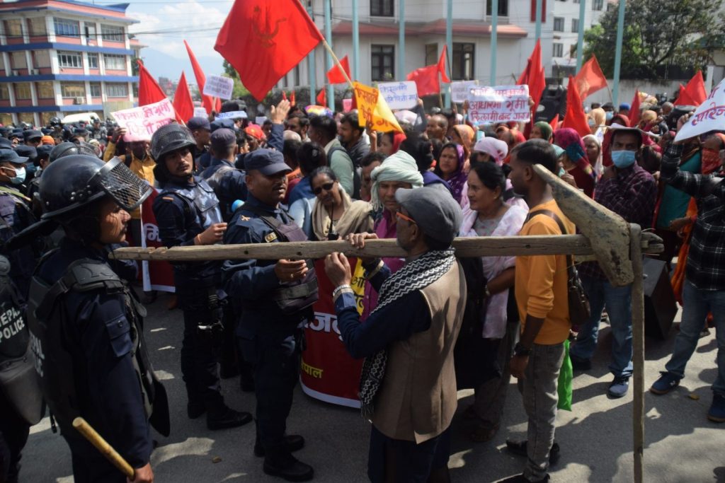 मिटरब्याजपीडितको अर्को टोली पनि काठमाडौंमा, सहमति फितलो भएको भन्दै प्रदर्शन