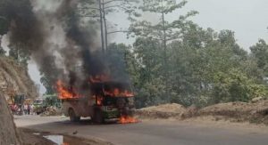 गुडिरहेको बसमा एक्कासी आगलागी