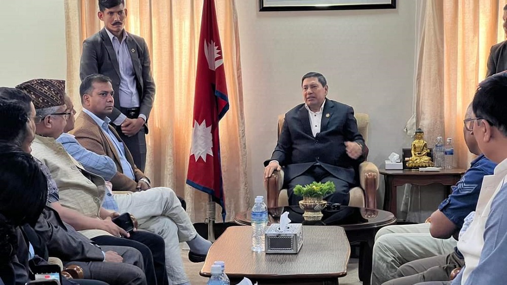 गृहमन्त्रीलाई कांग्रेस युवा नेताहरूले भने : हामी साथमा छौँ, खुट्टा नकमाउनू