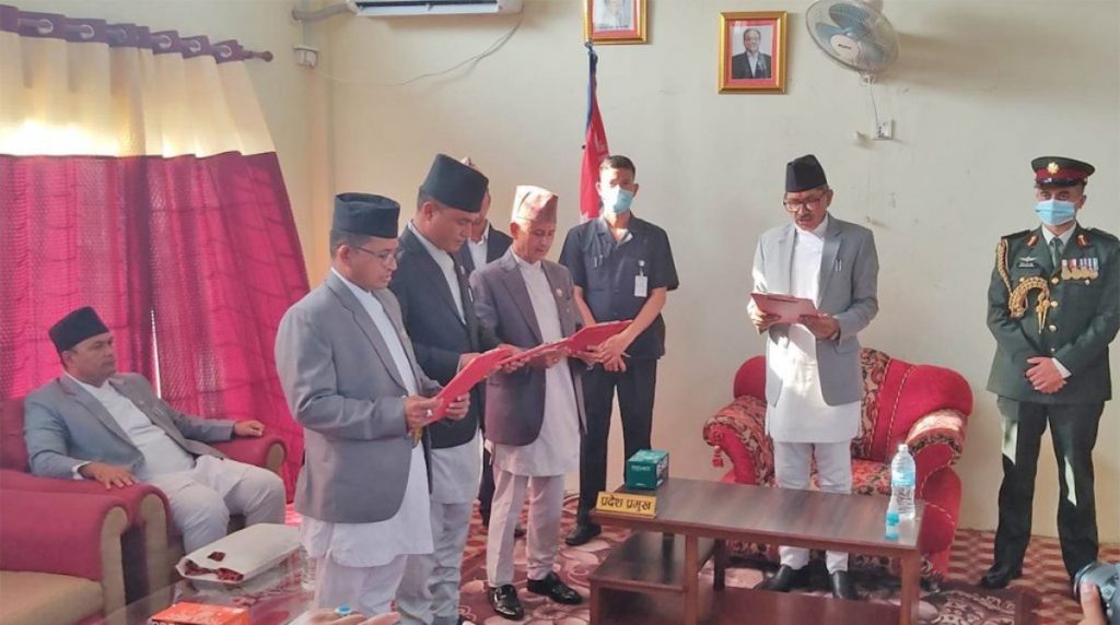 सुदूरपश्चिमका नवनियुक्त मन्त्रीहरुले लिए शपथ